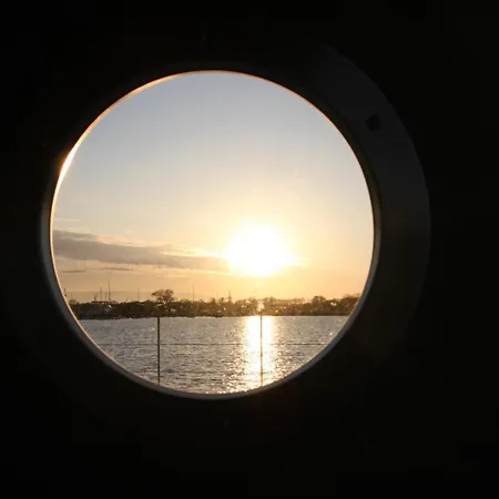 Holiday home Hausboot Veronica Mit Grossem Sonnendeck Und Waeschepaketen Inklusive *