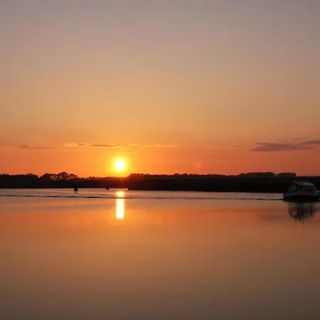 Hausboot Veronica Mit Grossem Sonnendeck Und Waeschepaketen Inklusive