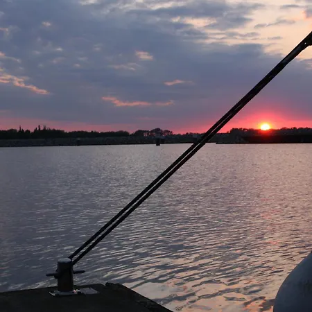 Hausboot Veronica Mit Grossem Sonnendeck Und Waeschepaketen Inklusive * Barth