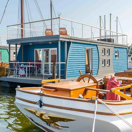 Holiday home Hausboot Veronica Mit Grossem Sonnendeck Und Waeschepaketen Inklusive