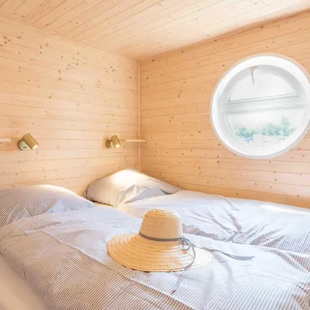 Hausboot Veronica Mit Grossem Sonnendeck Und Waeschepaketen Inklusive * Barth