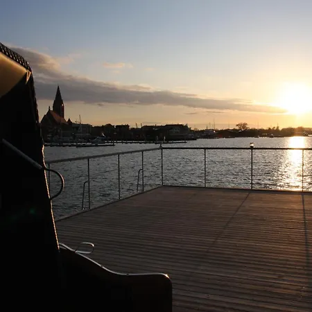 Holiday home Hausboot Veronica Mit Grossem Sonnendeck Und Waeschepaketen Inklusive